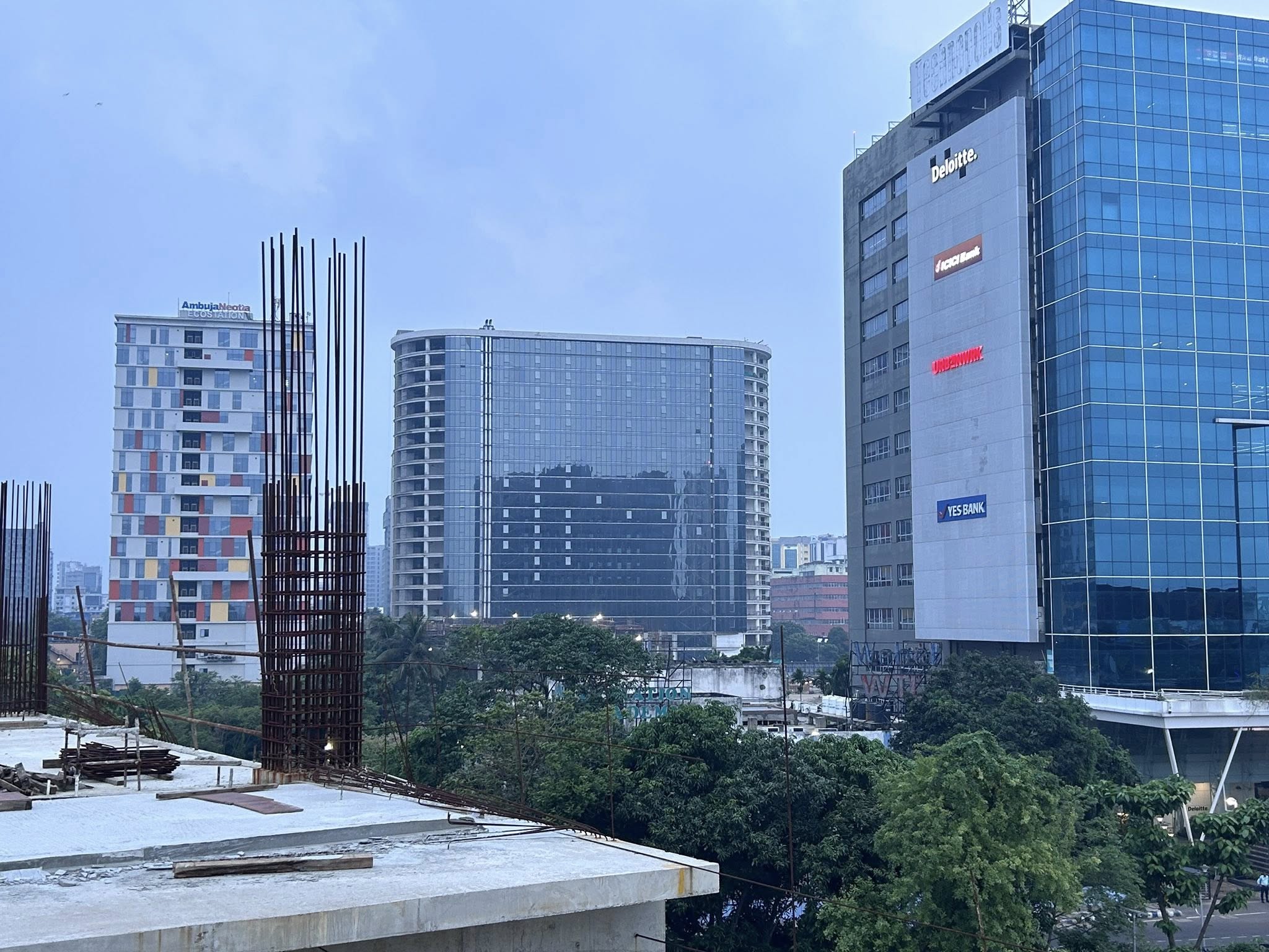 The World Trade Centre (WTC) in Kolkata, located in Salt Lake Sector V, spans approximately 11.04 acres. 